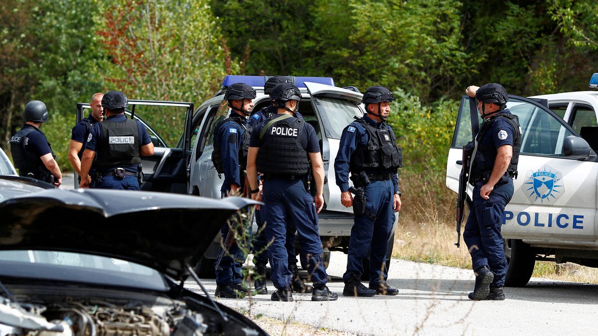 „Srbští zelení mužíčci“ zastřelili kosovského policistu. Třicítku ozbrojenců v klášteře obklíčila policie
